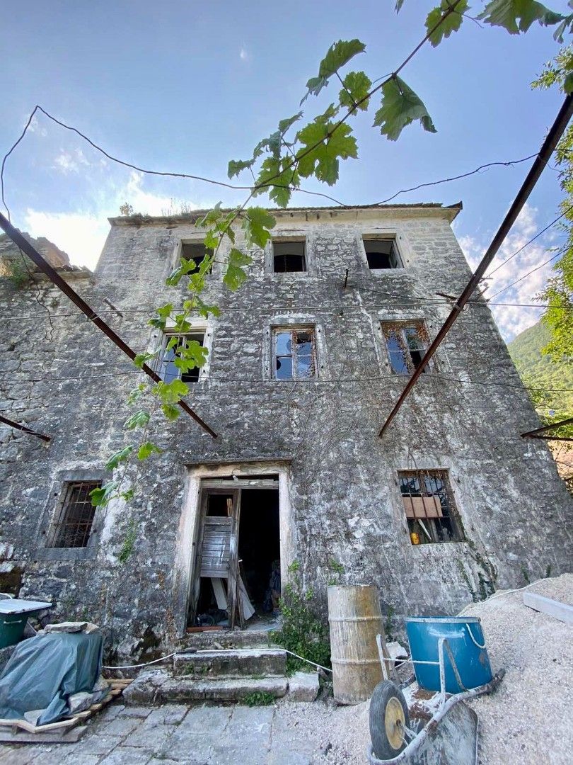 Haus in Stoliw, Montenegro, 180 m² - Foto 1