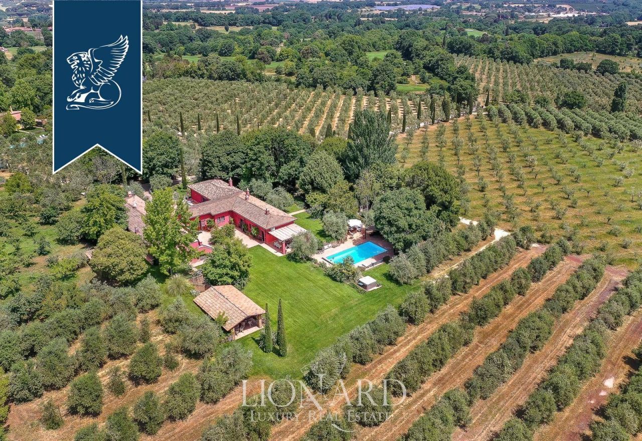 Granja en Viterbo, Italia, 700 m² - imagen 1