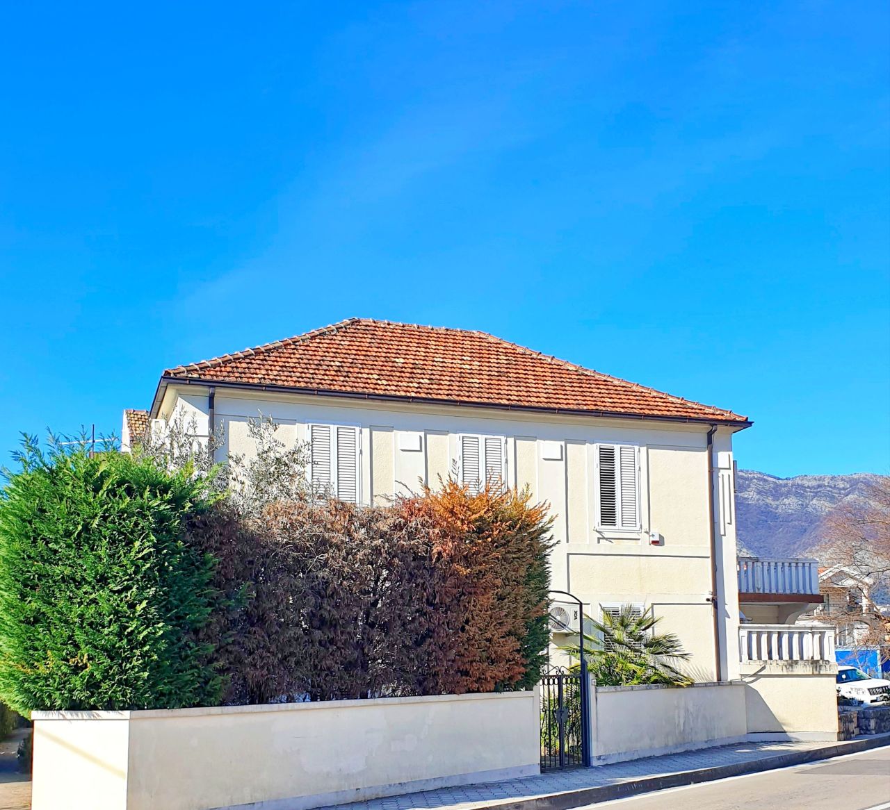 Maison à Tivat, Monténégro, 325 m² - image 1