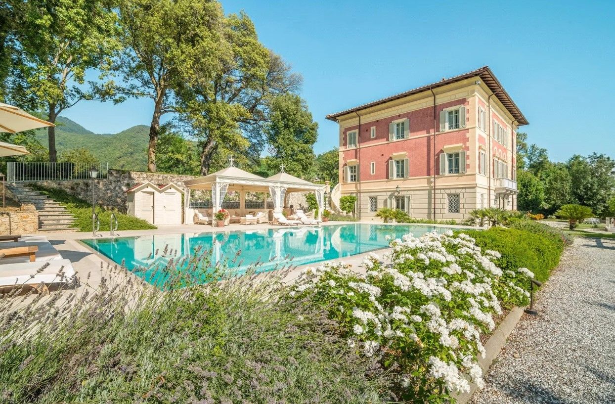 Villa in Pietrasanta, Italien, 1 300 m² - Foto 1