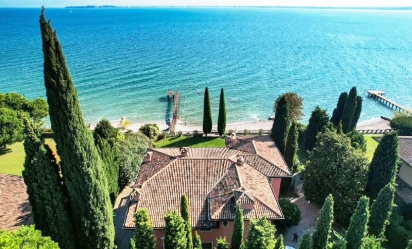 Villa in Desenzano del Garda, Italy, 750 m² - picture 1