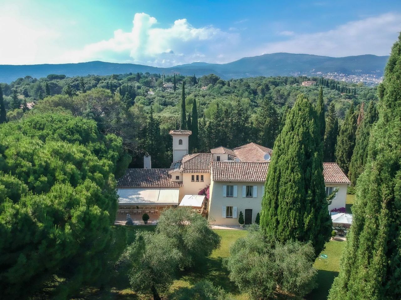 Villa in Grasse, Frankreich, 1 000 m² - Foto 1