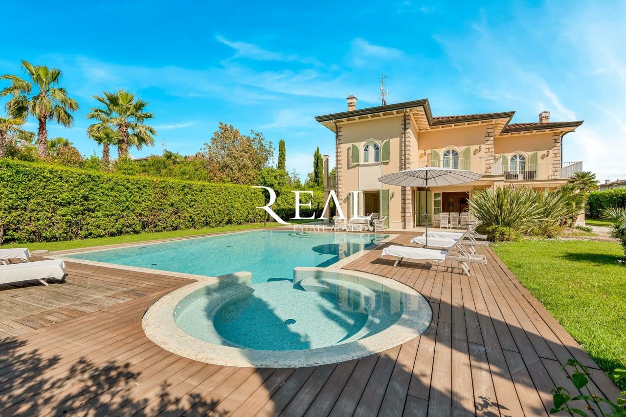 Villa à Forte dei Marmi, Italie, 480 m² - image 1