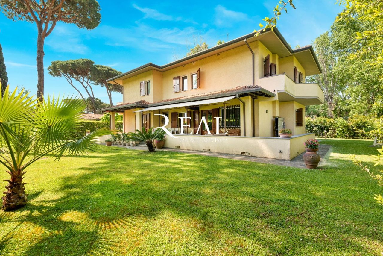 Villa à Forte dei Marmi, Italie, 420 m² - image 1