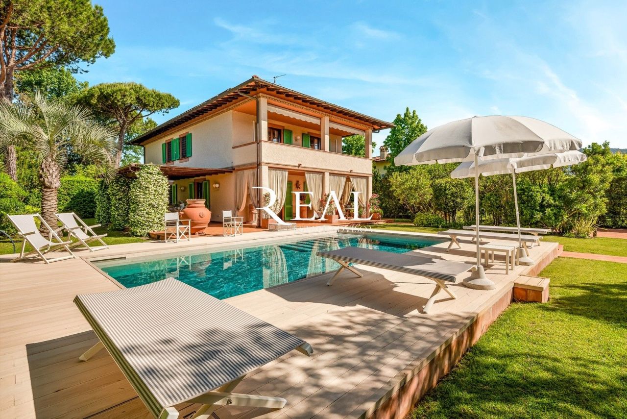 Villa à Forte dei Marmi, Italie, 260 m² - image 1