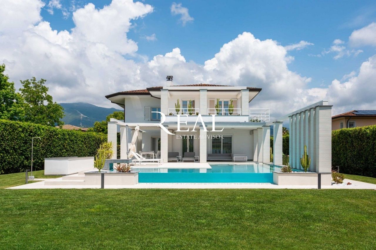 Villa en Forte dei Marmi, Italia, 300 m² - imagen 1