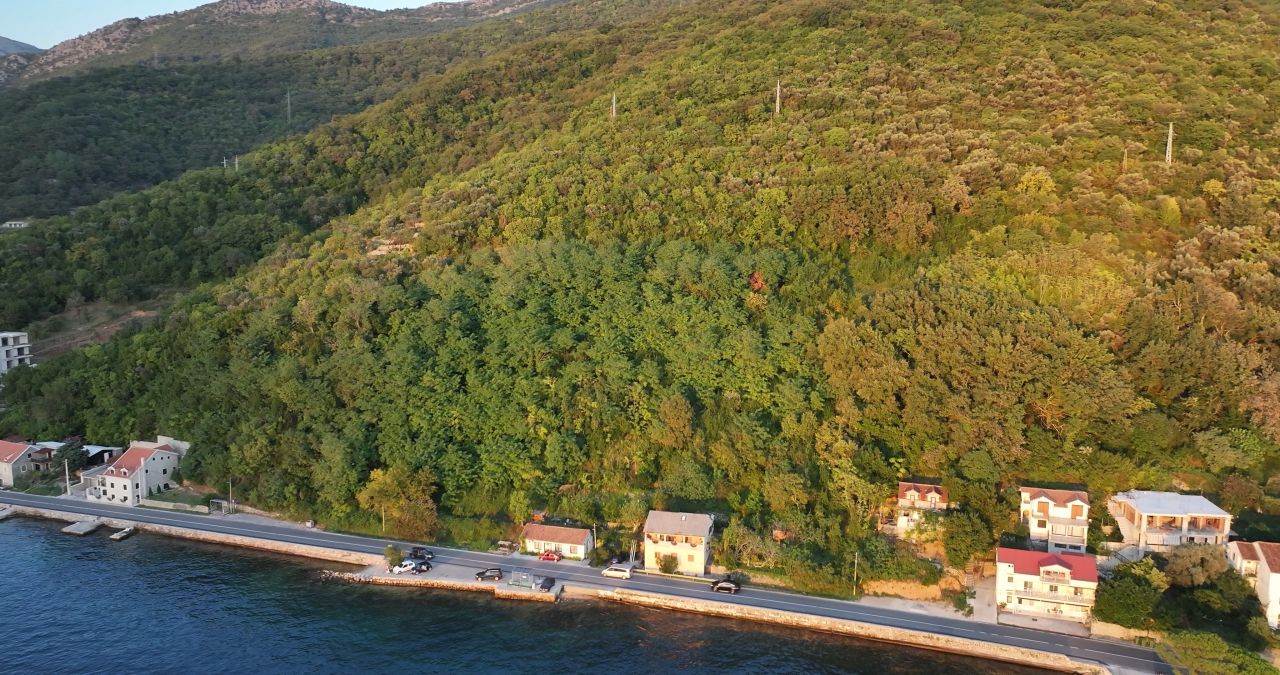 Grundstück in Tivat, Montenegro, 11 342 m² - Foto 1