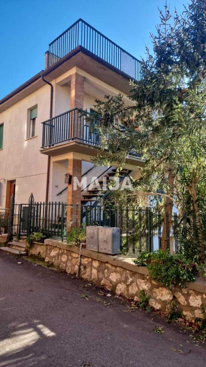 Villa à Rieti, Italie, 270 m² - image 1