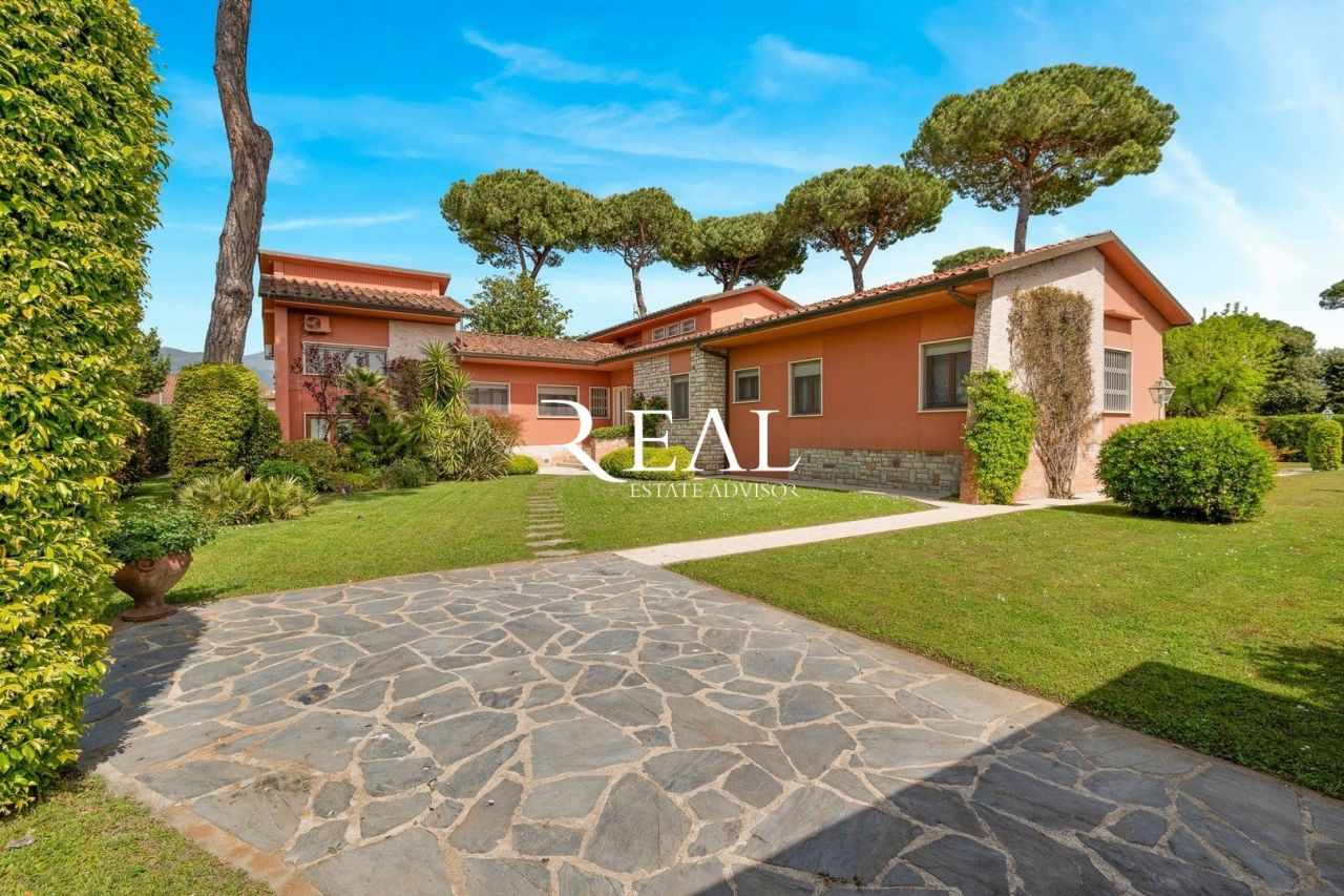 Villa in Forte dei Marmi, Italien, 300 m² - Foto 1