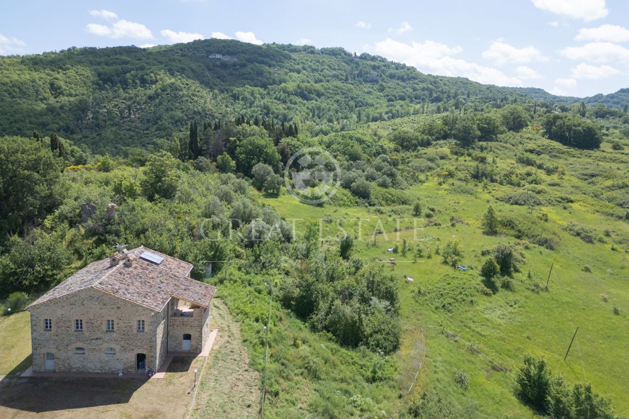 Casa en Gubbio, Italia, 360 m² - imagen 1