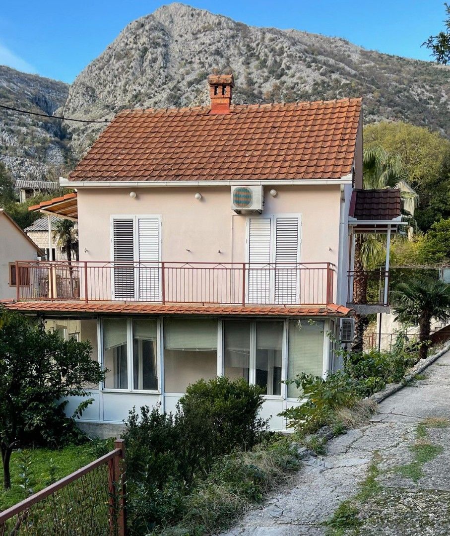 Casa en Risan, Montenegro, 105 m² - imagen 1