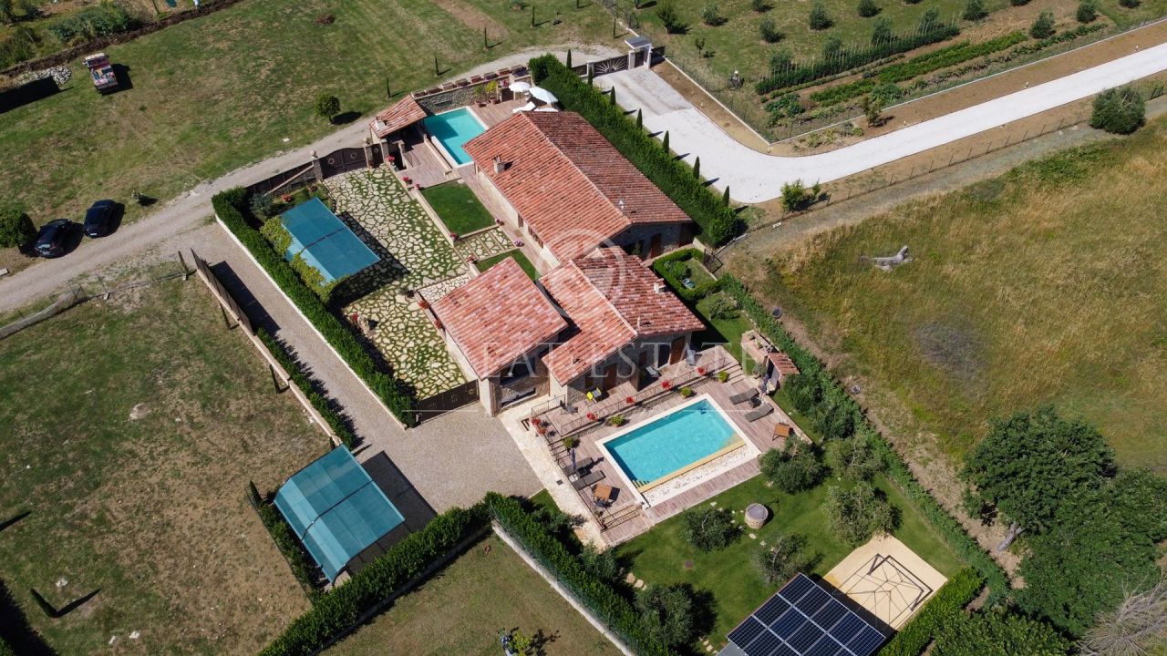 Maison à Castiglione del Lago, Italie, 300 m² - image 1