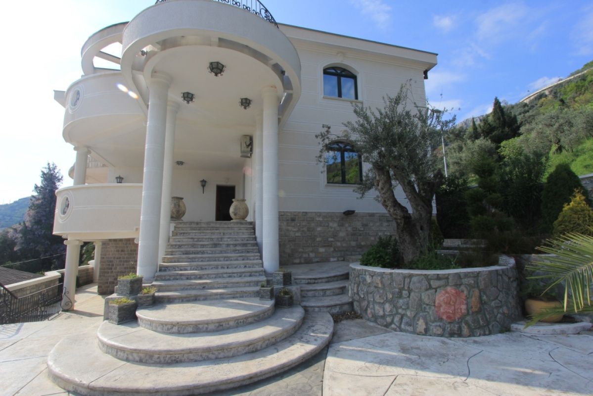 Haus in Petrovac, Montenegro, 560 m² - Foto 1