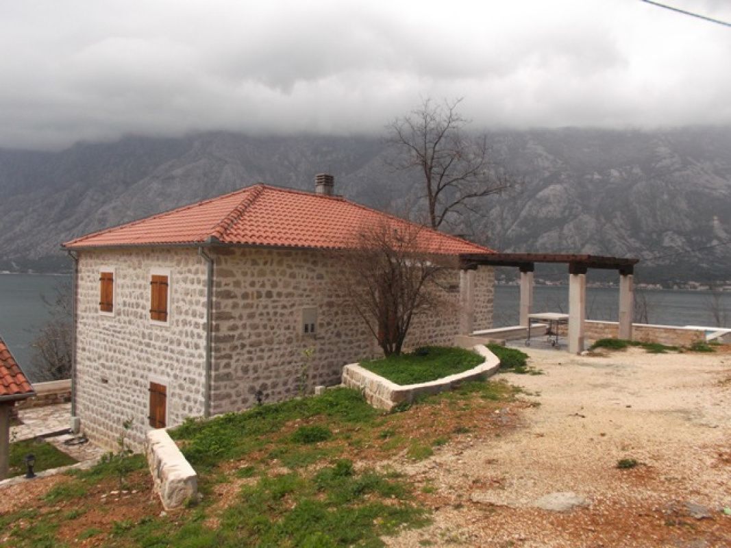 Maison à Kotor, Monténégro, 130 m² - image 1