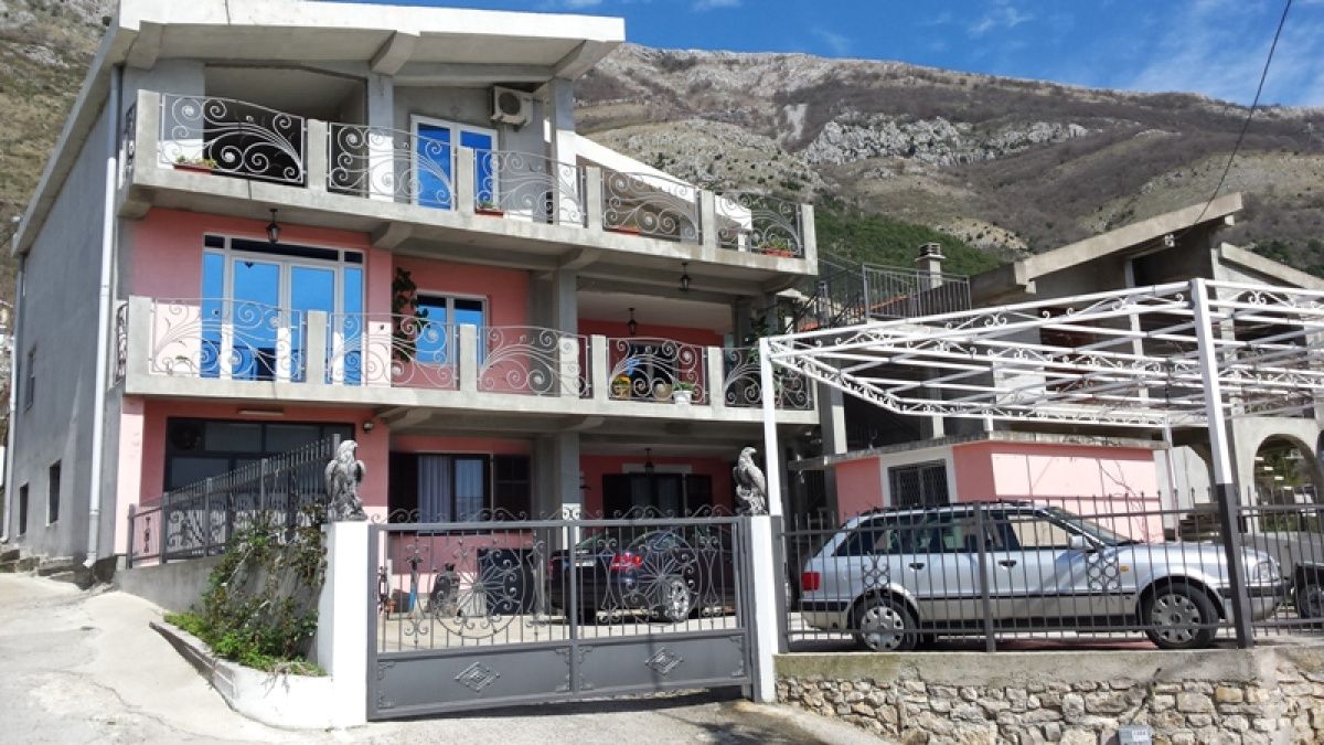 Haus in Sutomore, Montenegro, 400 m² - Foto 1