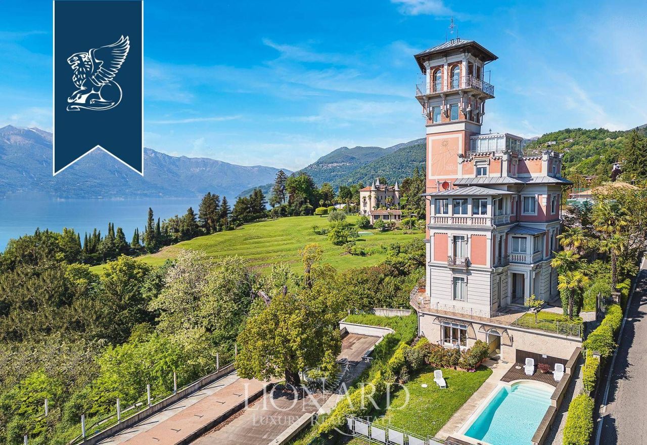 Villa à Luino, Italie, 700 m² - image 1