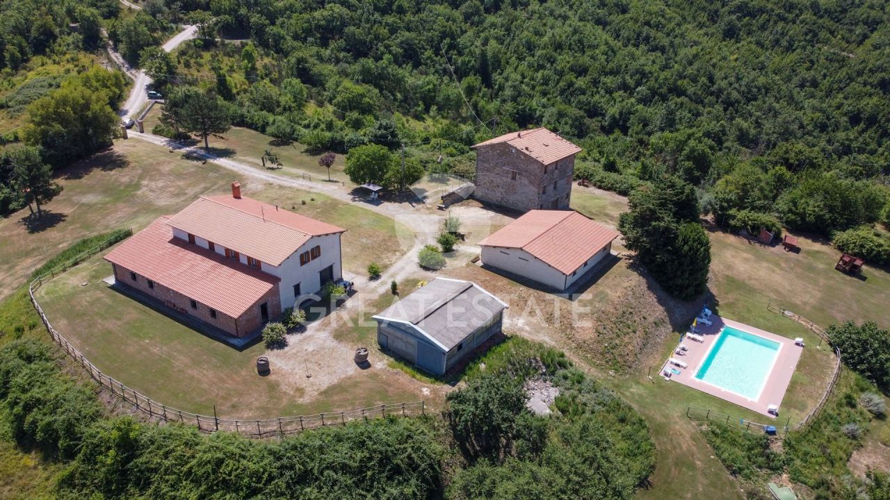 Casa en Gubbio, Italia, 452 m² - imagen 1