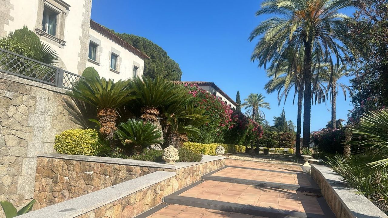 Villa in Barcelona, Spain, 1 134 m² - picture 3