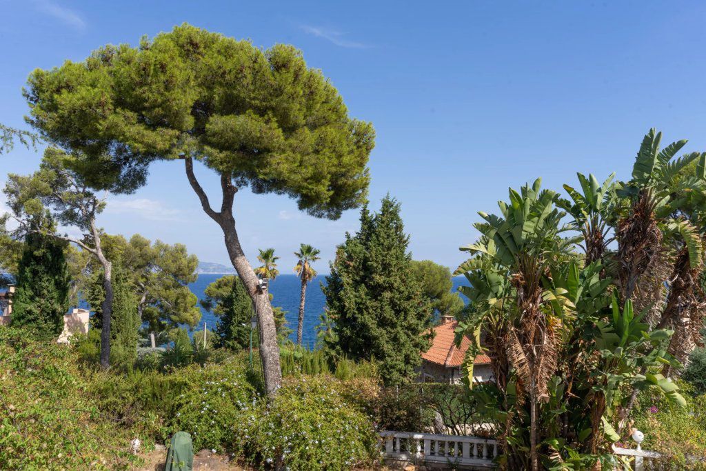 Villa à Roquebrune Cap Martin, France, 270 m² - image 1