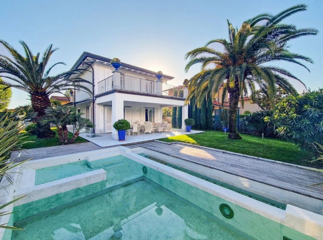 Villa à Forte dei Marmi, Italie, 240 m² - image 1