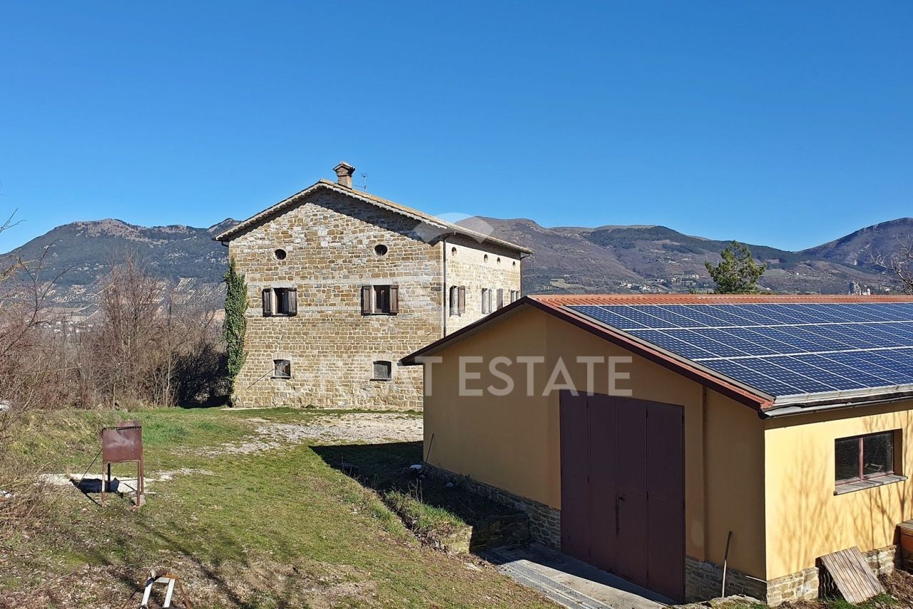 Casa en Gubbio, Italia, 363.65 m² - imagen 1