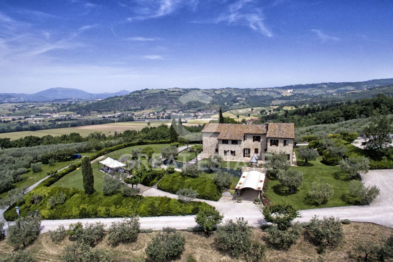 Maison à Assise, Italie, 690.8 m² - image 1