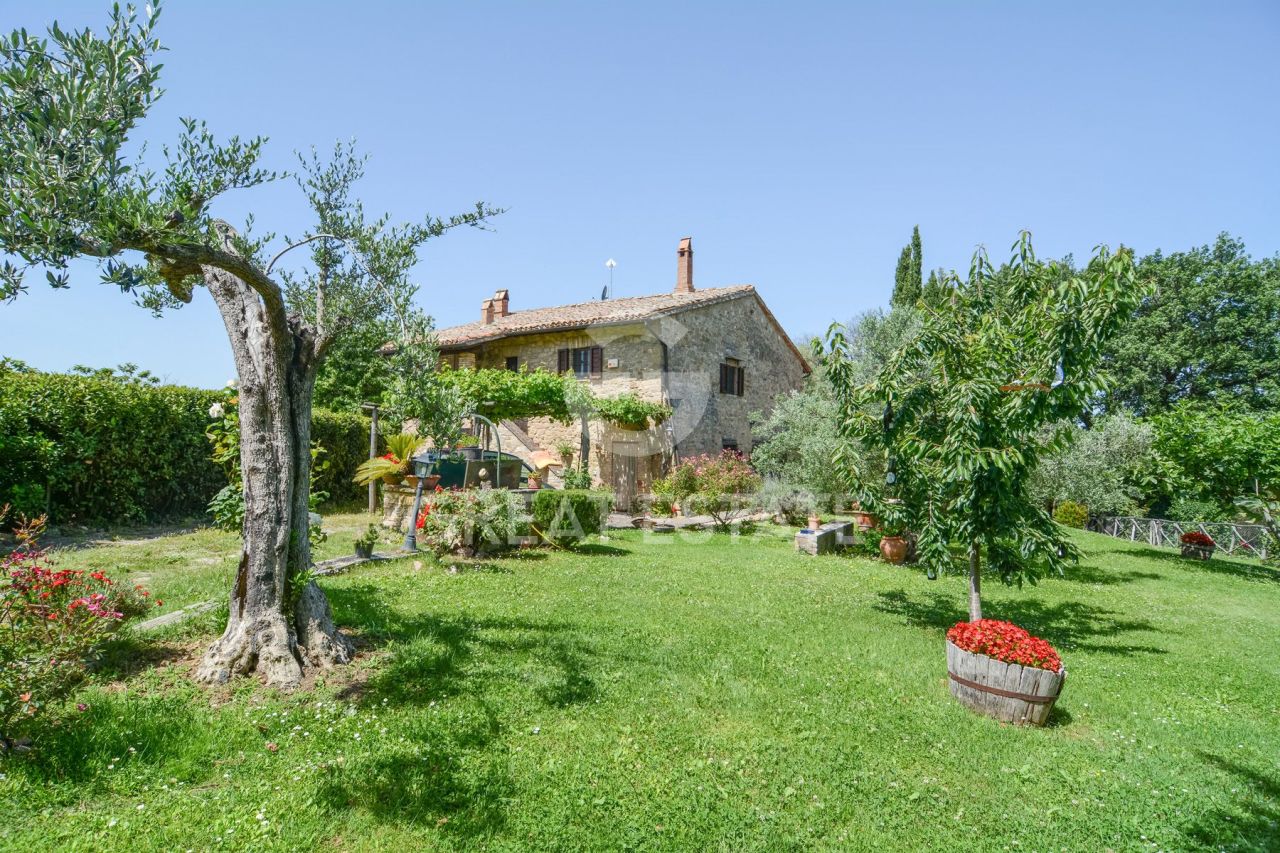 House Gualdo Cattaneo, Italy, 333.75 m² - picture 1