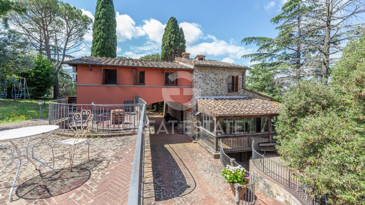 House in Arezzo, Italy, 458.05 m² - picture 1