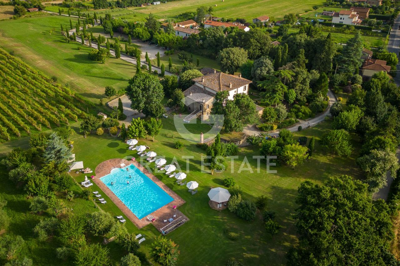 House in Cortona, Italy, 944 m² - picture 1