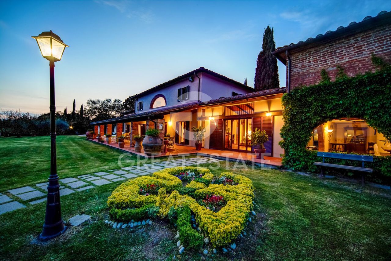 House in Castiglione del Lago, Italy, 777.85 m² - picture 1