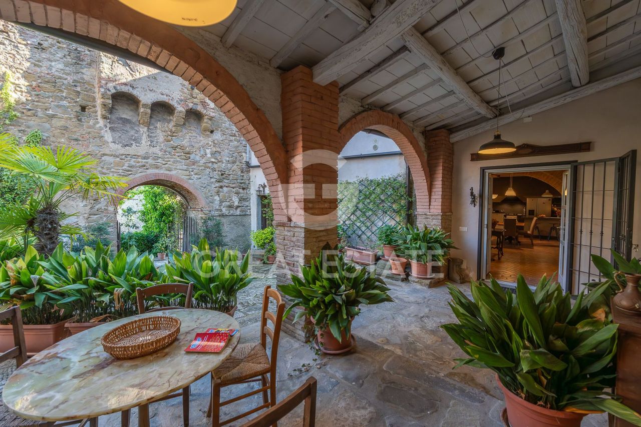 Apartment in Castiglion Fiorentino, Italy, 338.75 m² - picture 1