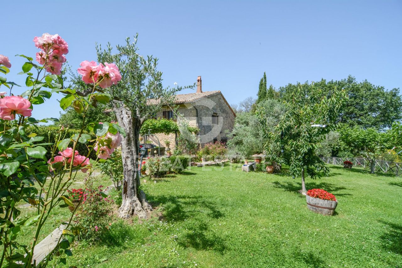 House Gualdo Cattaneo, Italy, 333.75 m² - picture 2