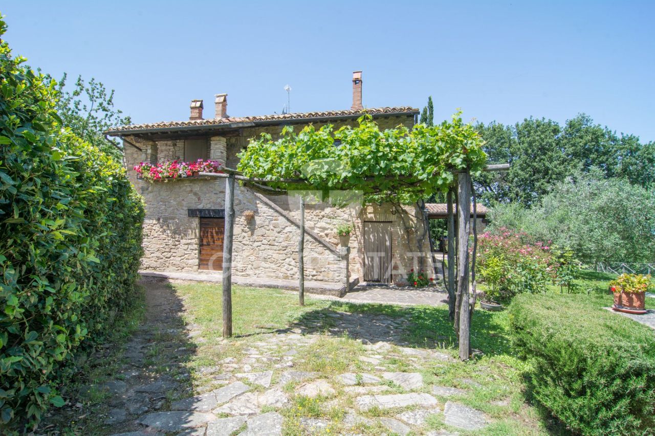 House Gualdo Cattaneo, Italy, 333.75 m² - picture 7