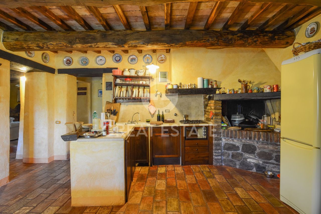 House Gualdo Cattaneo, Italy, 333.75 m² - picture 8