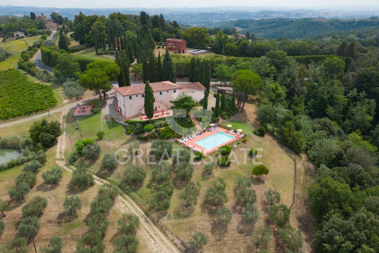 House in Castelfiorentino, Italy, 1 426.2 m² - picture 1