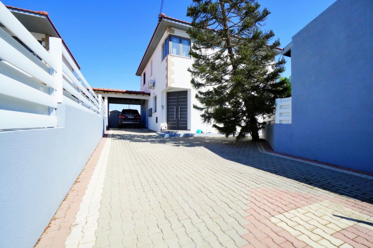 Villa in Larnaca, Cyprus, 260 m² - picture 1