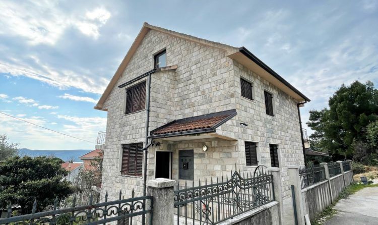 Haus in Tivat, Montenegro, 280 m² - Foto 1