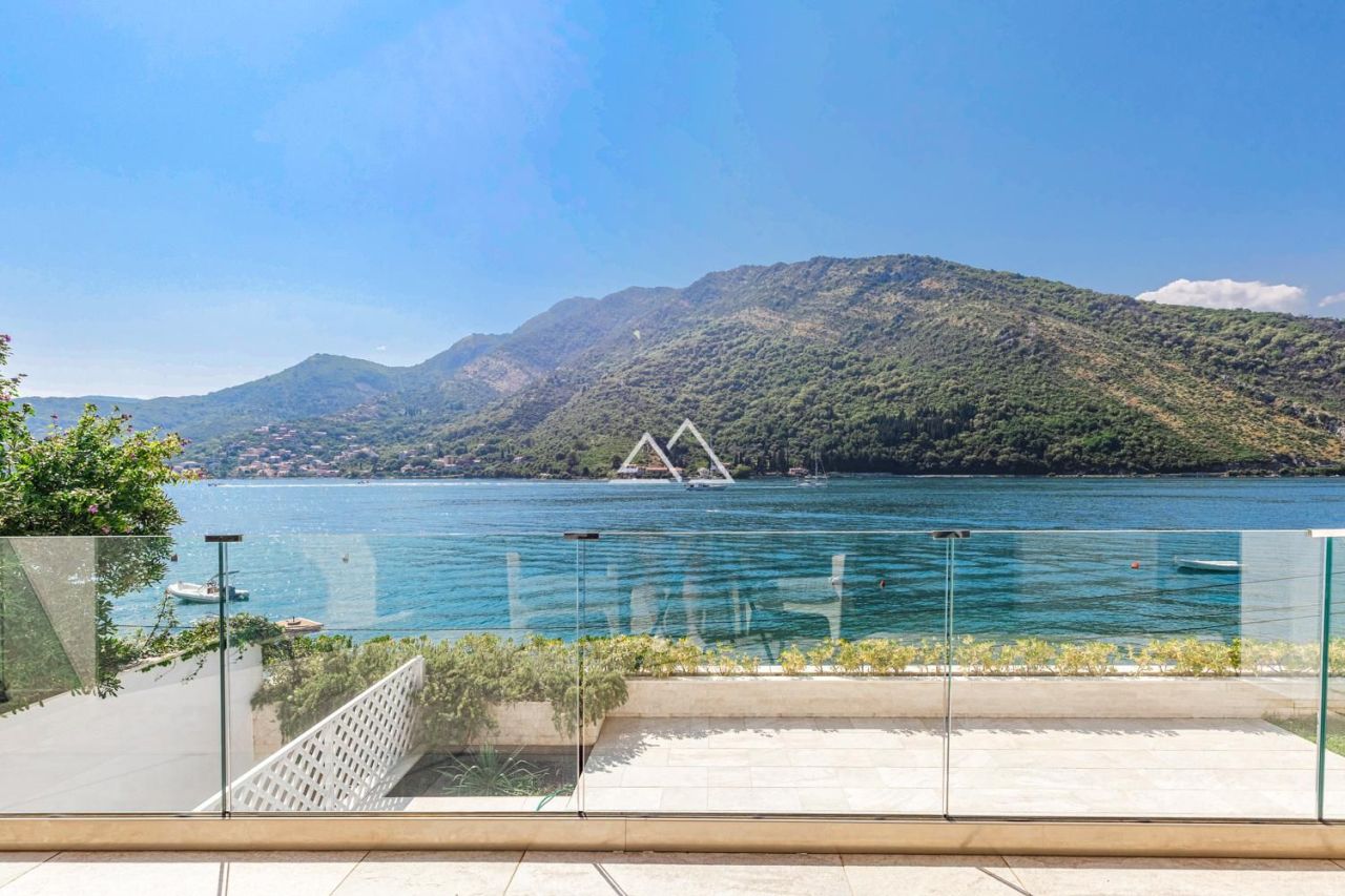 Villa in Lepetane, Montenegro, 423 m² - Foto 1