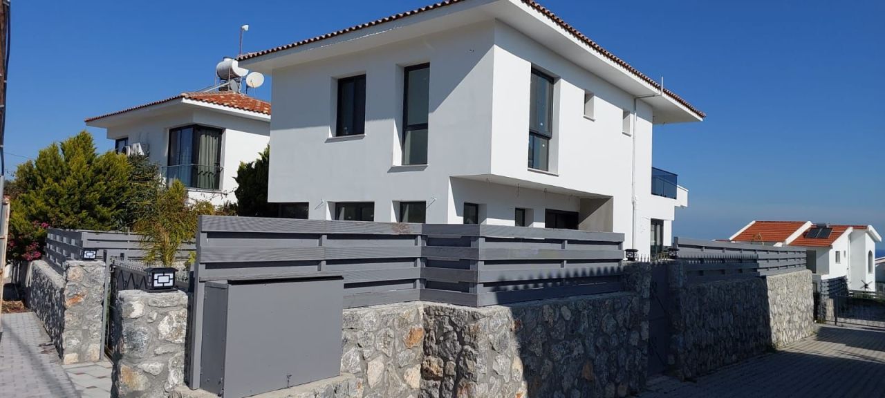 Villa en Alsancak, Chipre, 180 m² - imagen 1