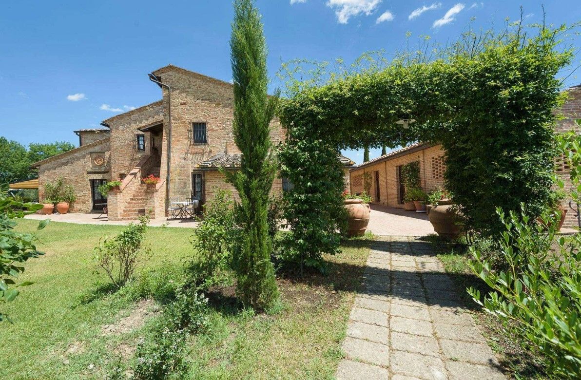 Casa lucrativa en Montalcino, Italia, 1 000 m² - imagen 2