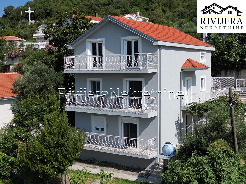 Haus in Herceg-Novi, Montenegro, 226 m² - Foto 1