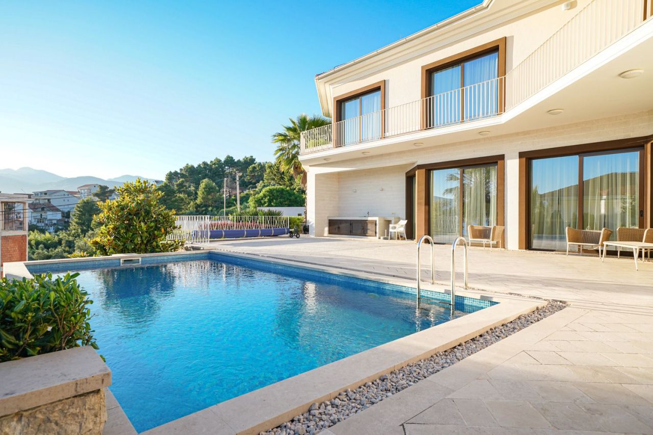 Villa en Tivat, Montenegro, 285 m² - imagen 1