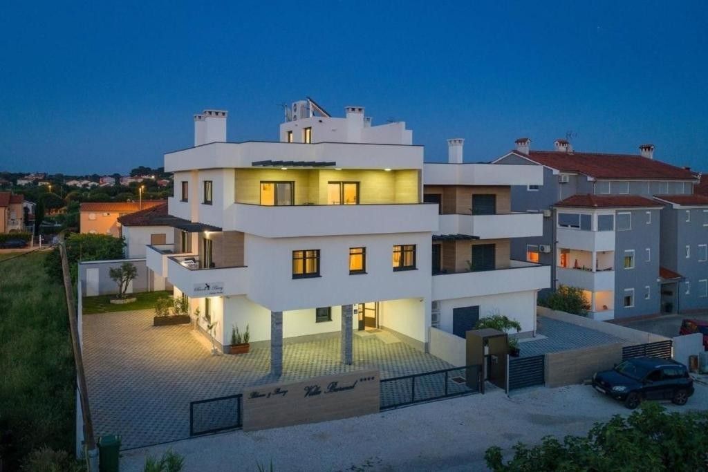 Villa en Pula, Croacia, 360 m² - imagen 1