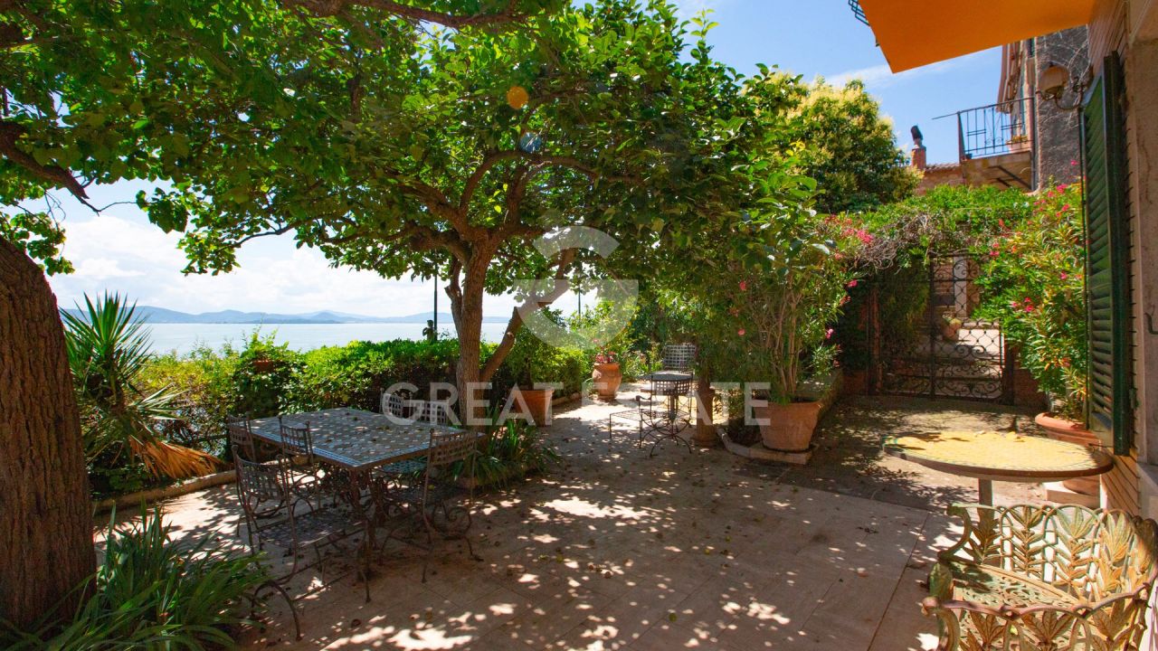 Villa in Passignano sul Trasimeno, Italy, 163.5 m² - picture 1