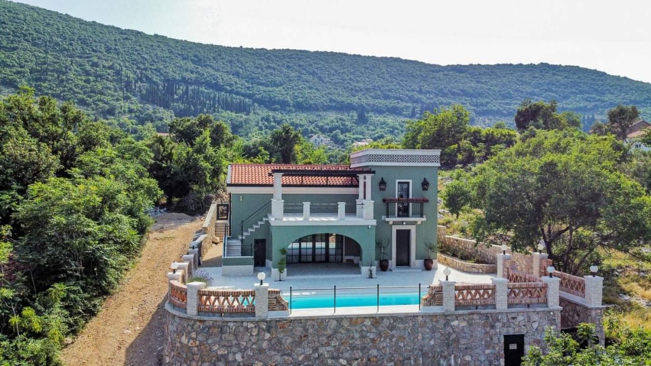 Villa en Igalo, Montenegro, 167 m² - imagen 1