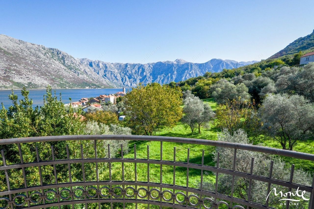 Villa in Kotor, Montenegro, 270 m² - picture 1