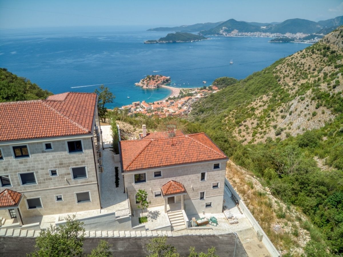 Haus in Budva, Montenegro, 450 m² - Foto 1