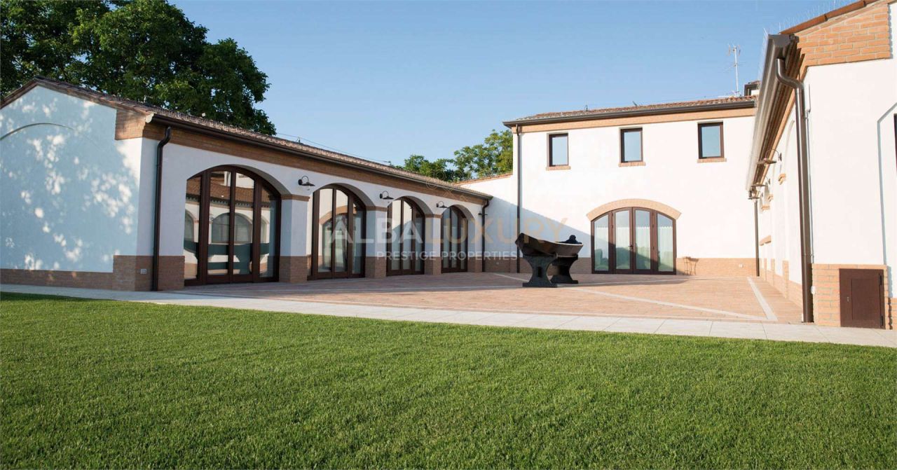 Villa in Ostiglia, Italy, 960 m² - picture 1