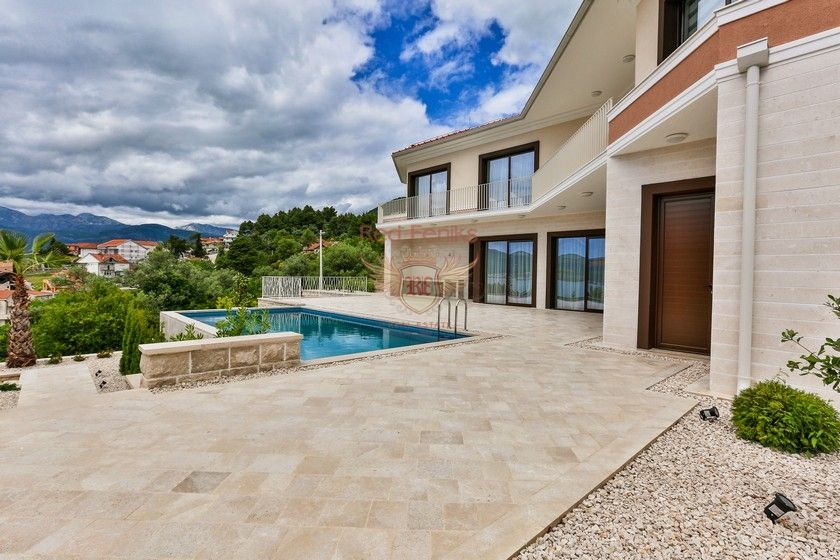 Haus in Tivat, Montenegro, 290 m² - Foto 1