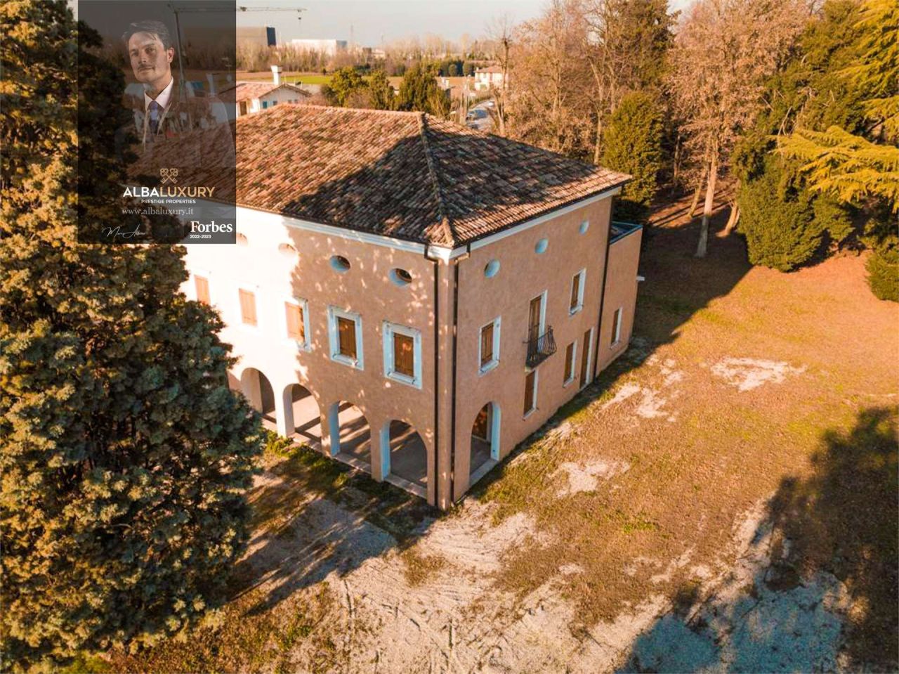 Villa Via G Pascoli, Italia, 1 200 m² - imagen 1